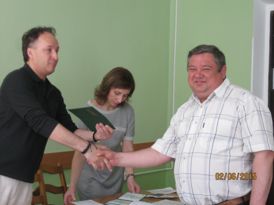 Заведующий кафедрой А.З.Коробкин вручает диплом_ июнь 2015  .jpg